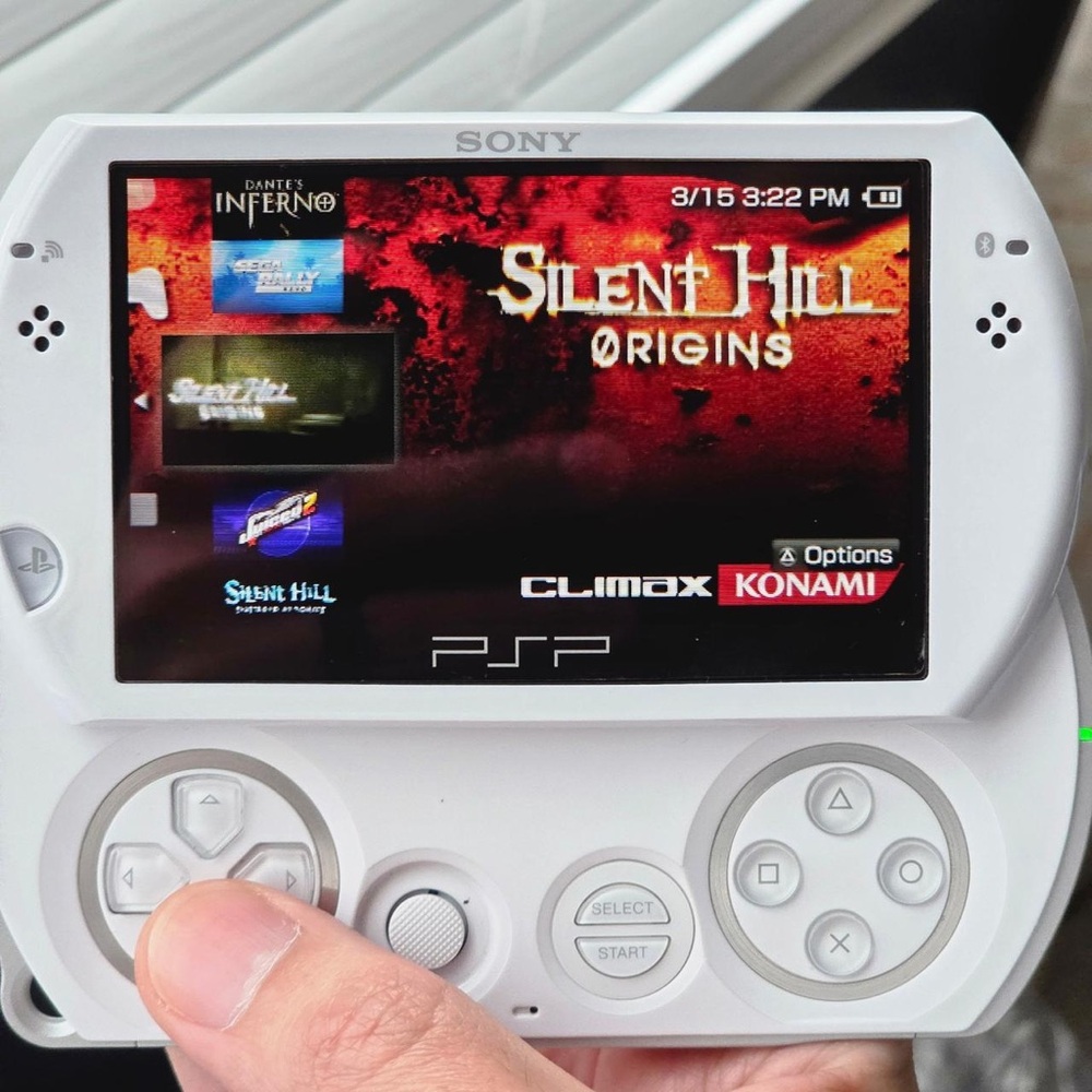 Sony PSP Go 16GB Pearl White - Picture 6 of 12